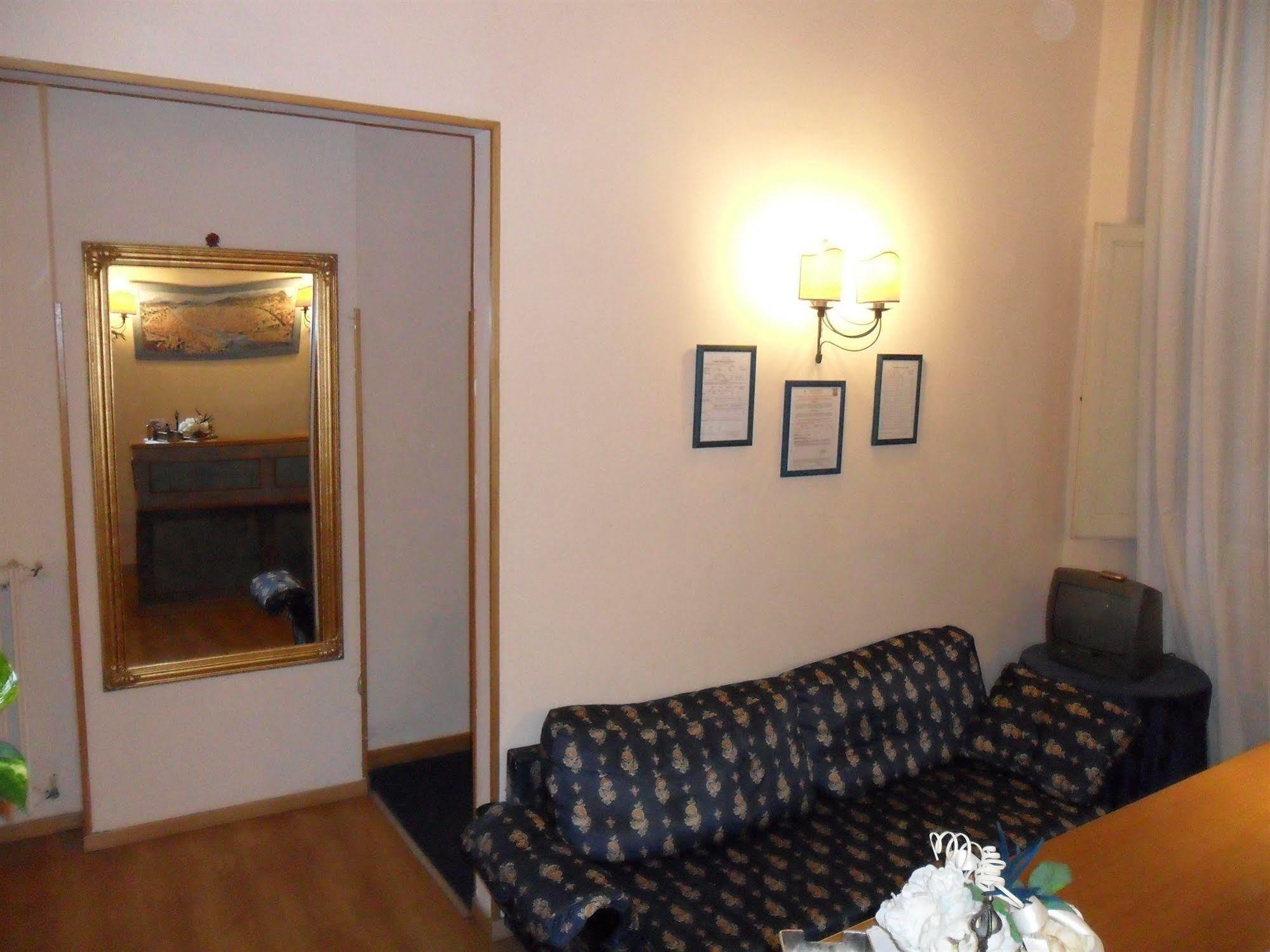 Piccolo Con Access Ztl !!! ɲel ƈentro Storico Di ƒirenze !!! Hotel 2*